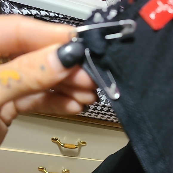 Elegant Black Strapless Dress with Red Flower Accent - Picture 4 of 4